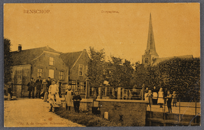 18430 Gezicht op het Dorp te Benschop, met op de voorgrond de brug over de Benschopper Wetering.